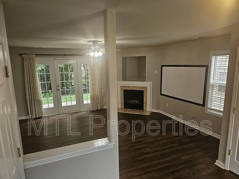 3 bed, 3.0 bath, 1645 sqft, $2,100 — Photo 2