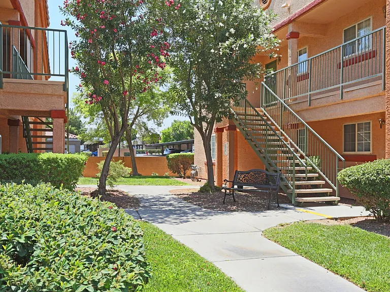 Mesa Verde Apartments — Photo 11