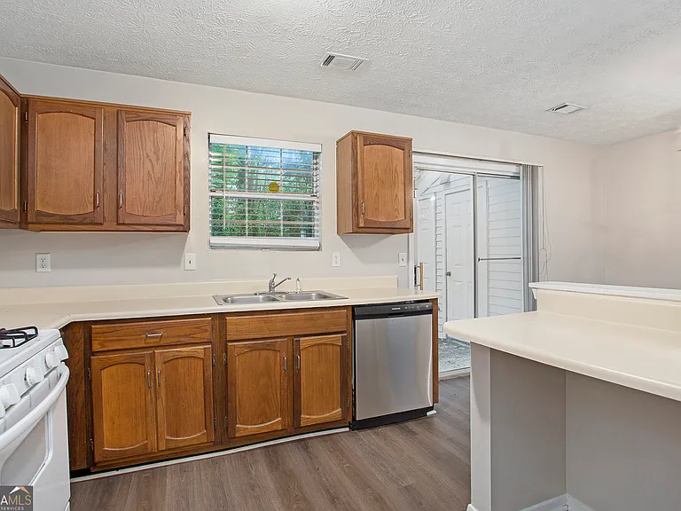 5731 Wells Cir — Photo 5