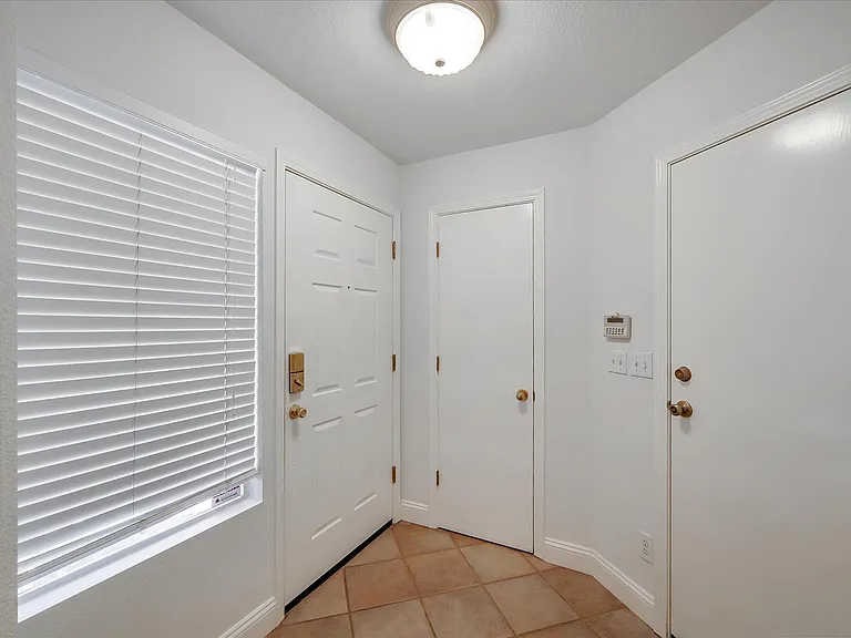 558 Manhattan Pl — Photo 8