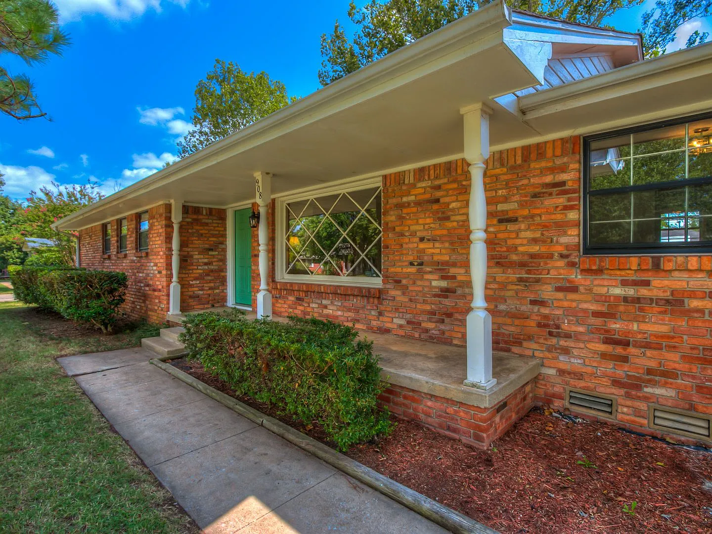 Preleasing For Early Aug 2027! Updated (3) Bed, (2) Bath + Additional Living Area! — Photo 4