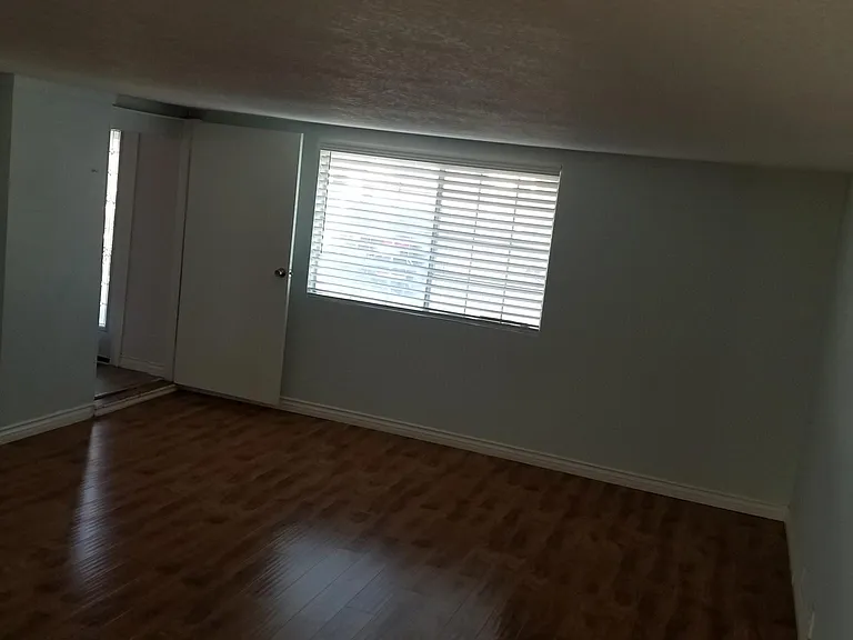 721 N Mountain View St — Photo 11