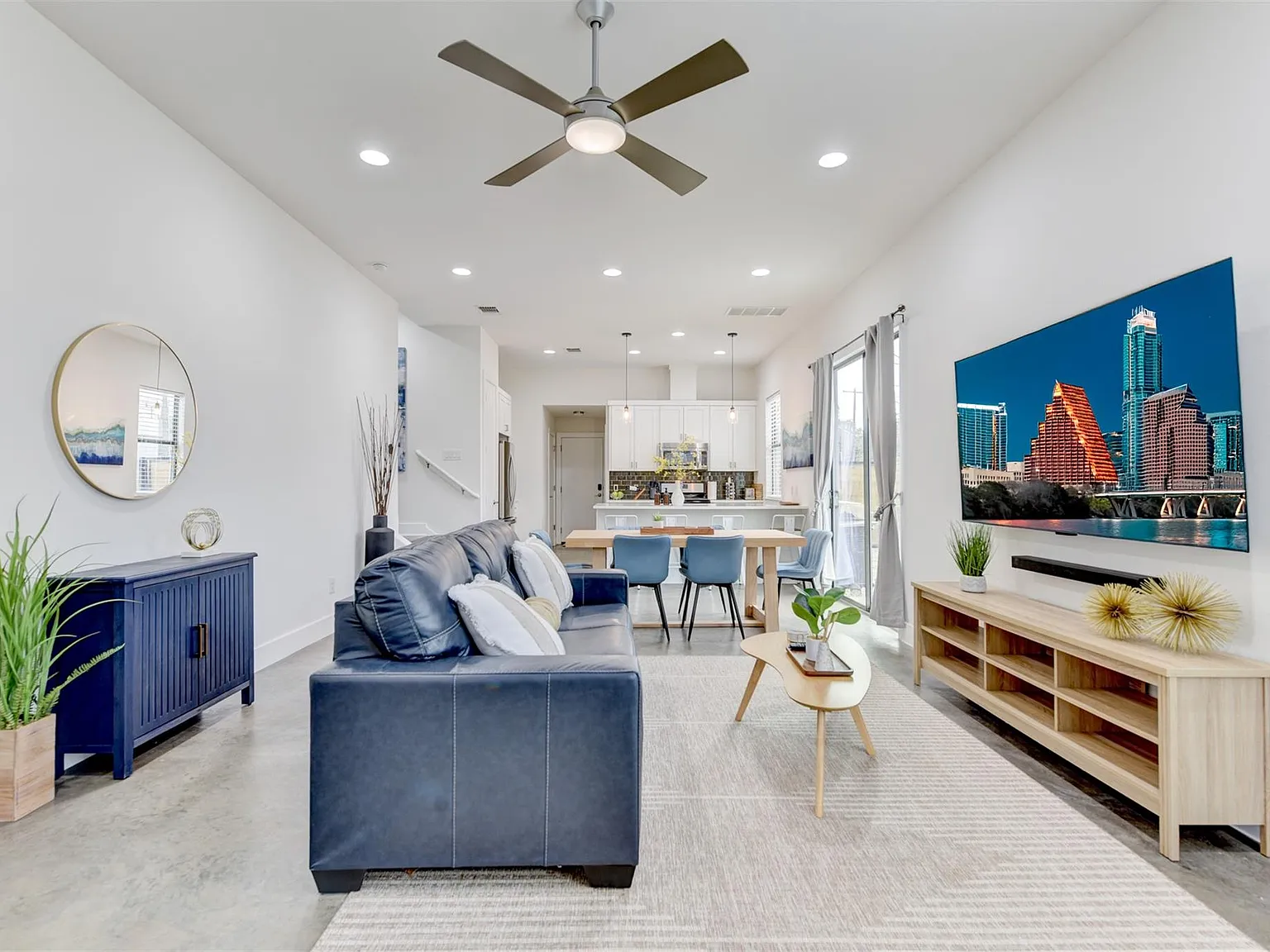 3 bed, 2.5 bath, 1631 sqft, $5,500 — Photo 3