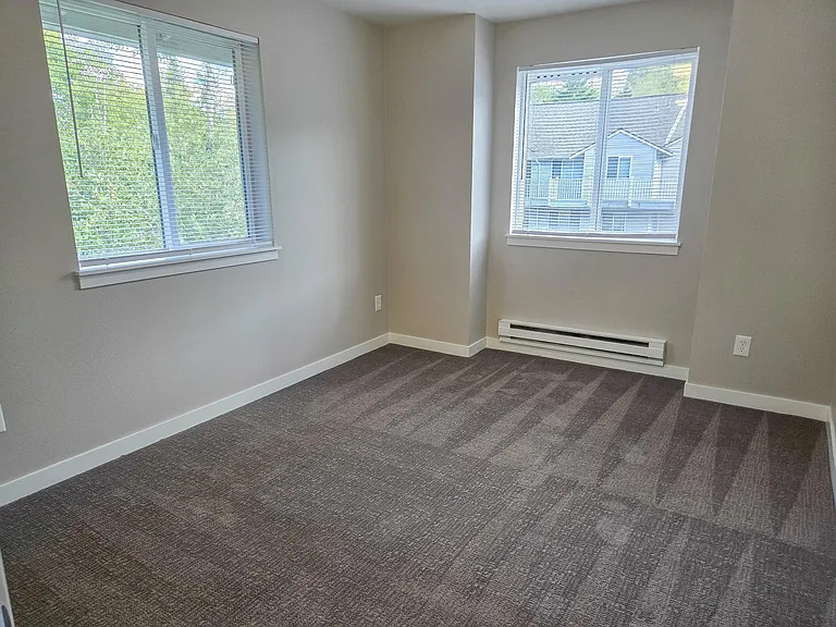 Bristol Square Apartments — Photo 8