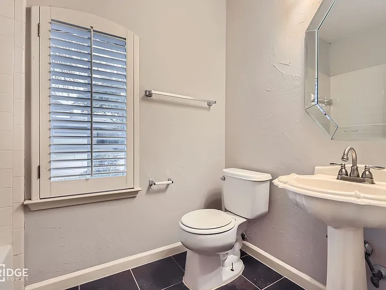 1105 Shores Blvd — Photo 17