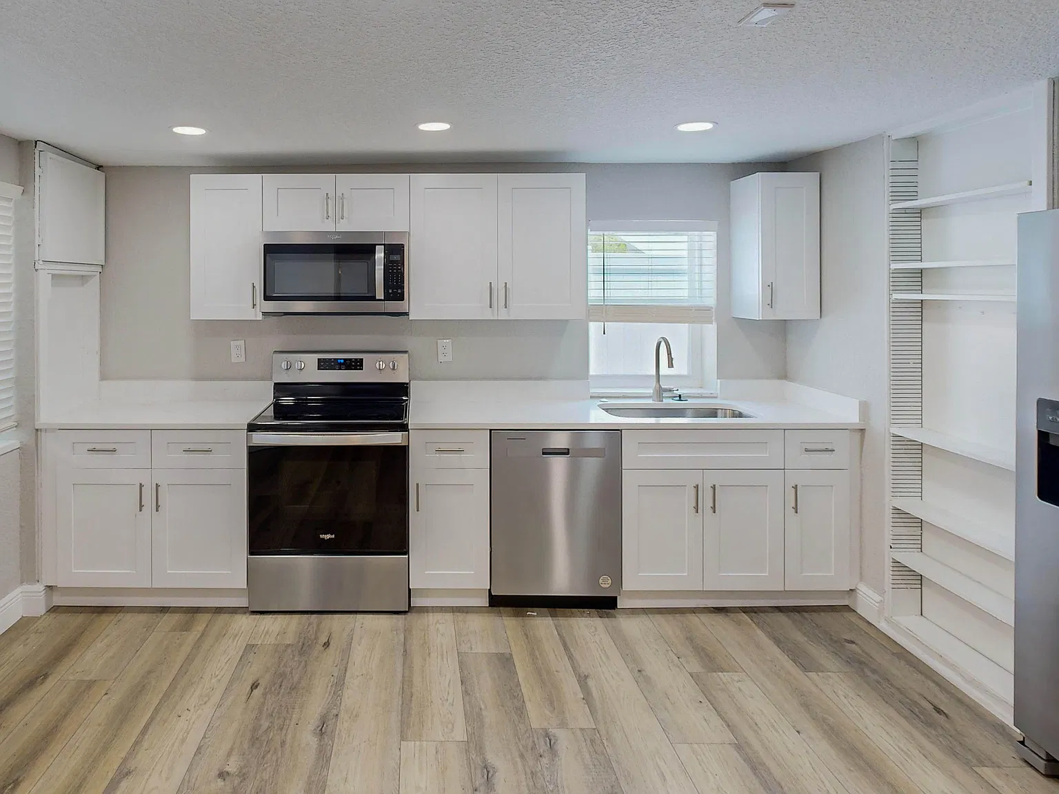 2 bed, 945 sqft, $1,950 — Photo 2