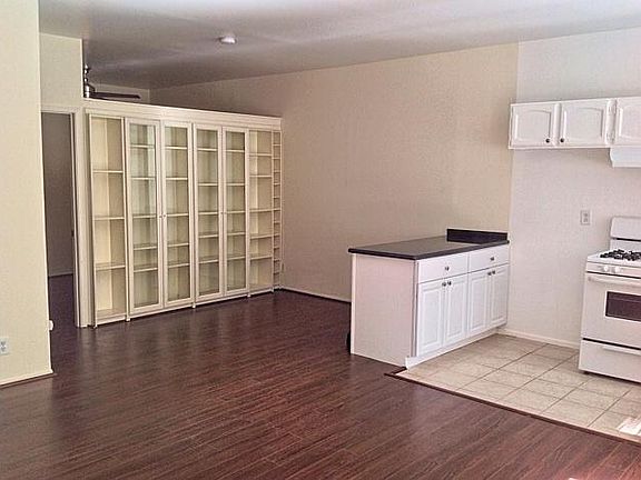 3rd image of 10932 Bloomfield St APT 4