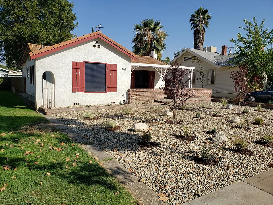 916 N Vagedes Ave