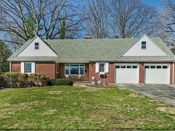 17 Rutledge Rd, Valhalla, NY 10595