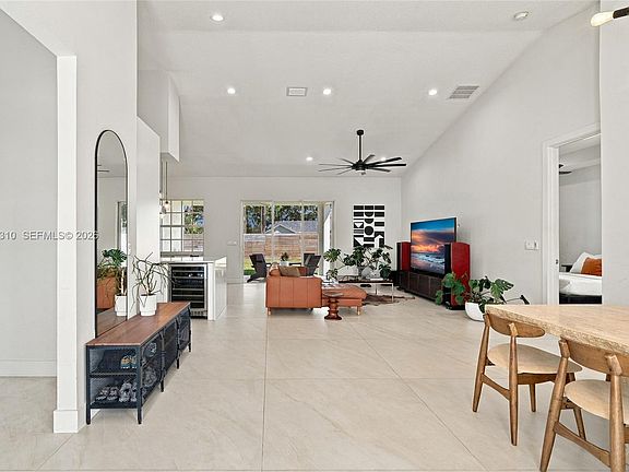 4th image of 1829 SW Certosa Rd
