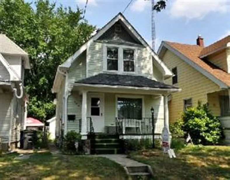 643 Carlton St photo 1