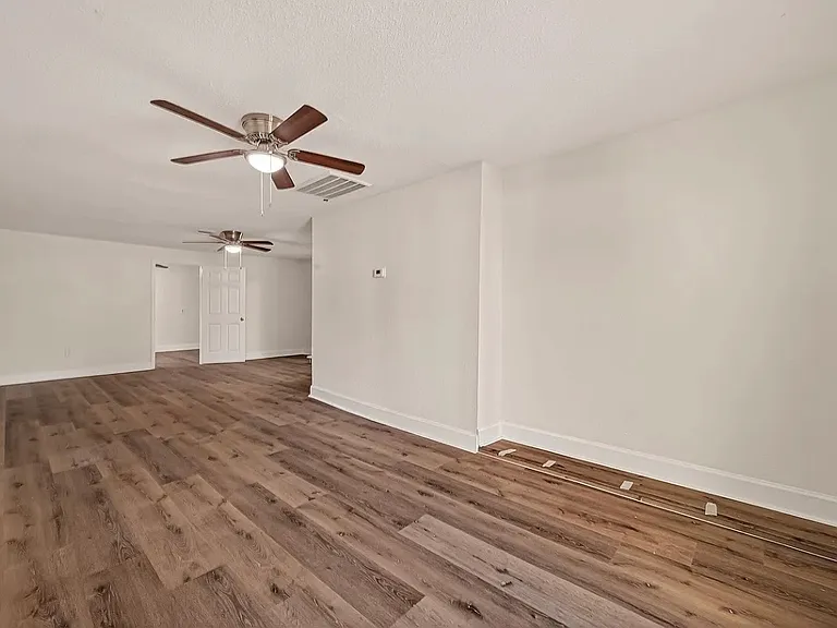 915 W Lewis St — Photo 8
