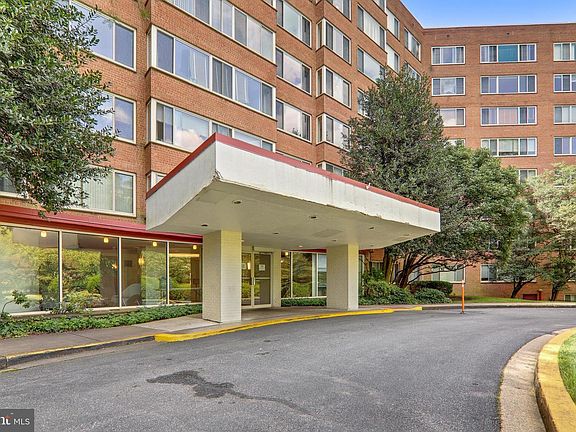 2nd image of 4000 Tunlaw Rd NW APT 121