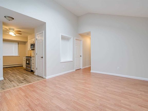 4th image of 136 Parkwood Dr