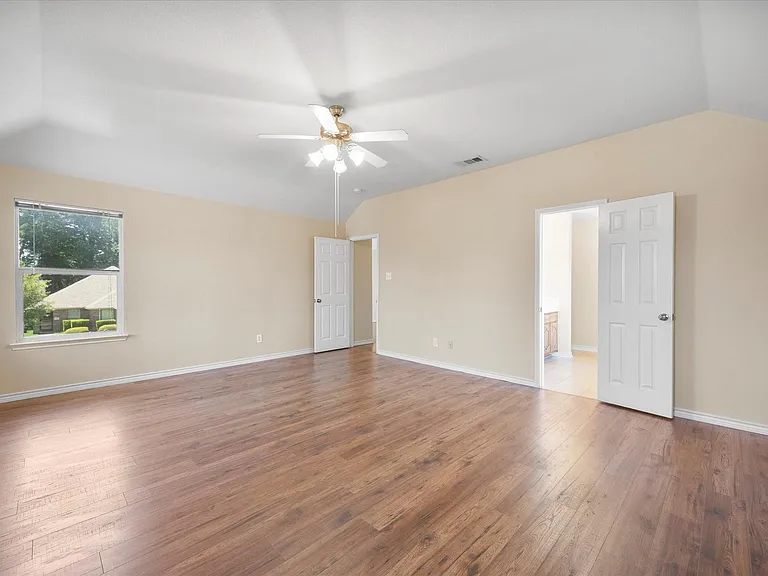 1100 Camelot Dr — Photo 24