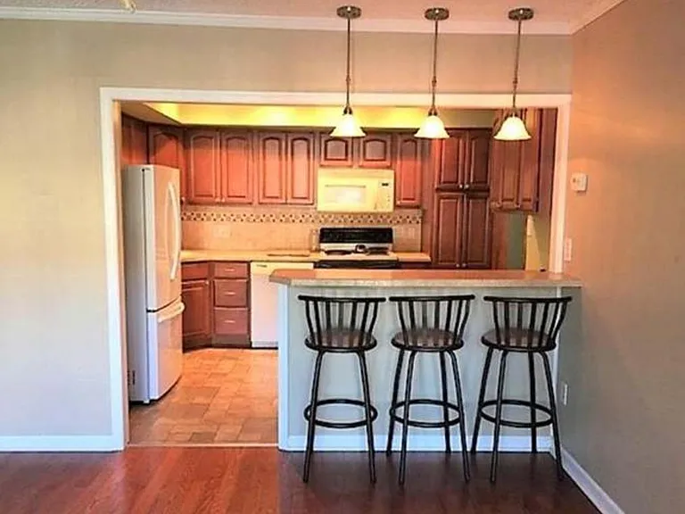212 East Ct — Photo 2