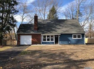 2 Harford Dr, Coram, NY 11727