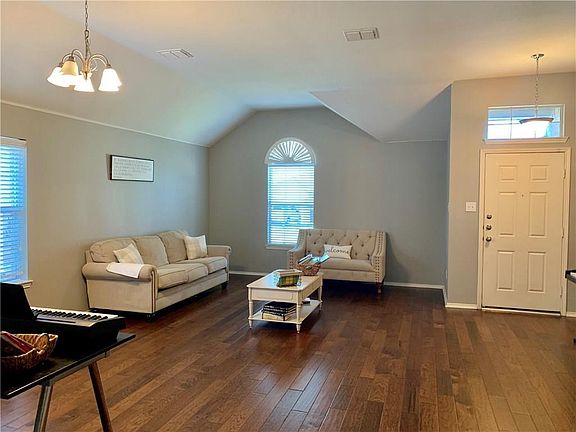 2nd image of 513 Dartmoor Dr