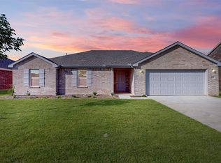104 Cooper Dr, Cleburne, TX 76031