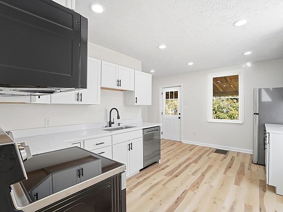 5th image of 234 Evergreen Ave
