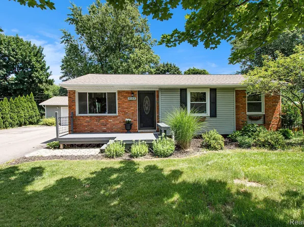 3129 Greenlawn Ave, Commerce Township, MI 48382