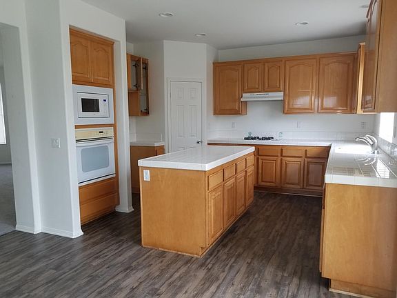 Kitchen, Oven, Microwave and Pantry