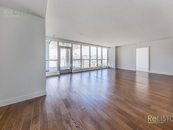 2nd image of 718 Long Bridge St #1204