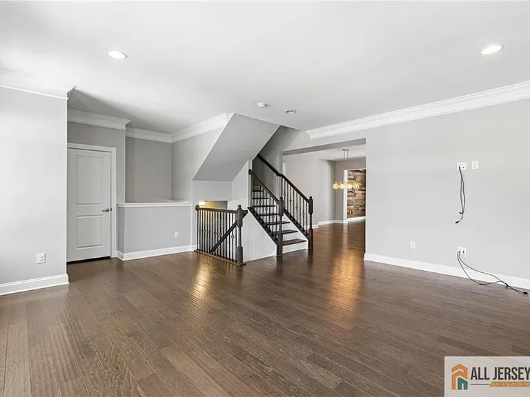 89 Isabelle Ct — Photo 7
