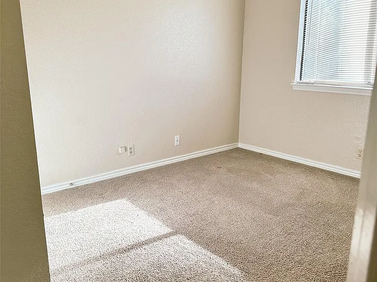 812 Primrose Ln — Photo 11