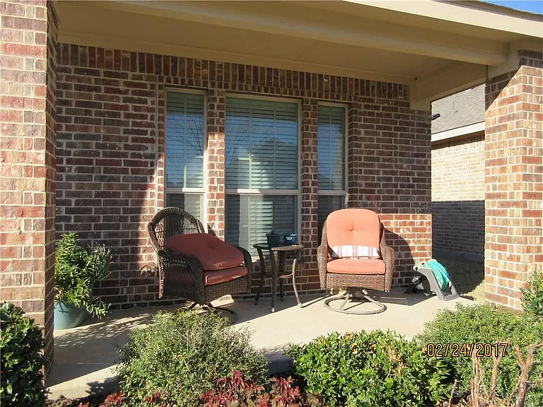 1110 Lubbock Ln — Photo 2