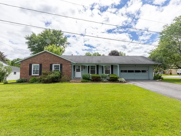 5350 Vineyard Dr, Clay, NY 13041