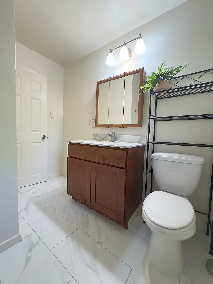 Building Photo - 16238 Lindview Dr #1