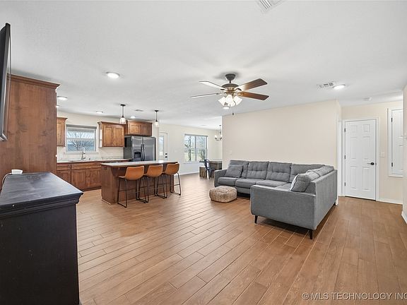 4th image of 805 NE 5th St