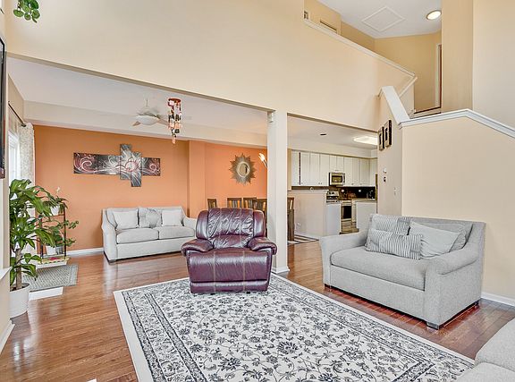 5th image of 517 Cherry Hill Ct