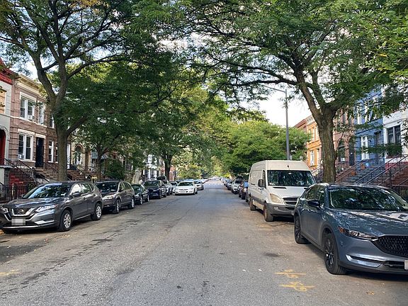 4th image of 387 Bainbridge St