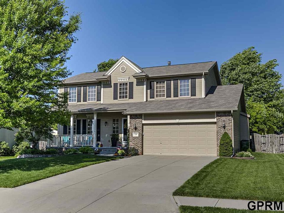 1st image of 220 Longwood Dr