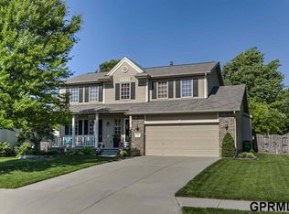 220 Longwood Dr, Papillion, NE 68133