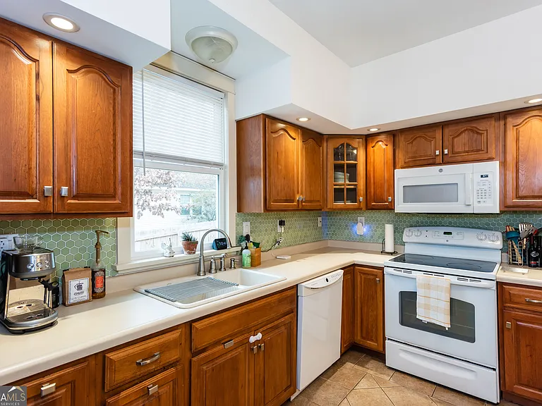 1698 Temple Ave — Photo 24