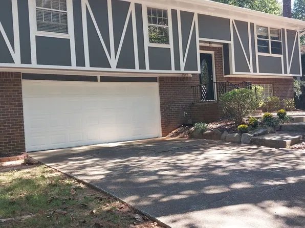 401 Pineburr Ln, Stone Mountain, GA 30087