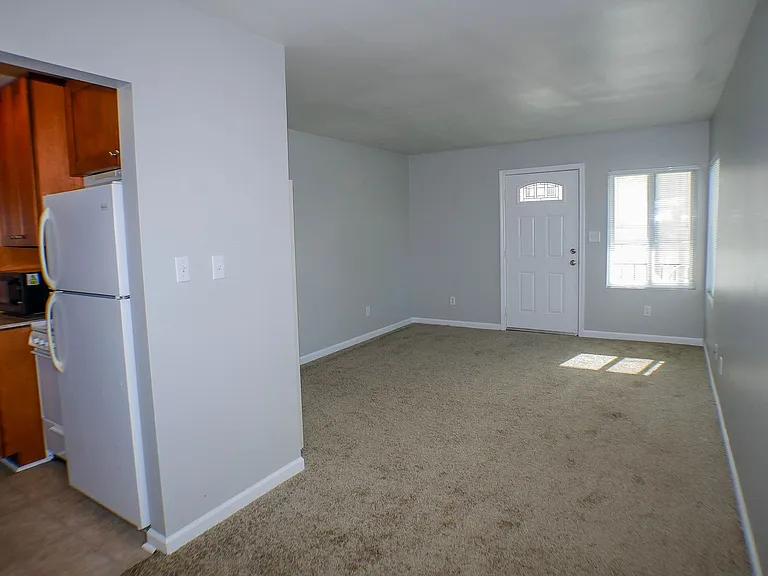 810-812.5 Niantic Ct — Photo 9