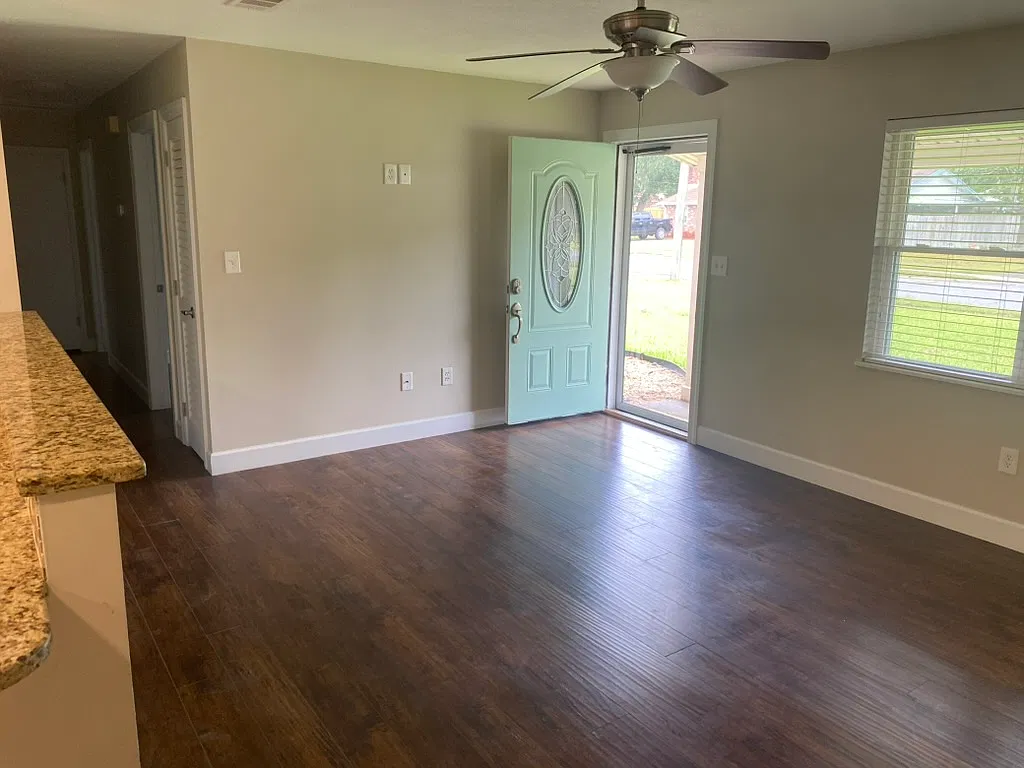 3 bed, 1025 sqft, $2,200 — Photo 2