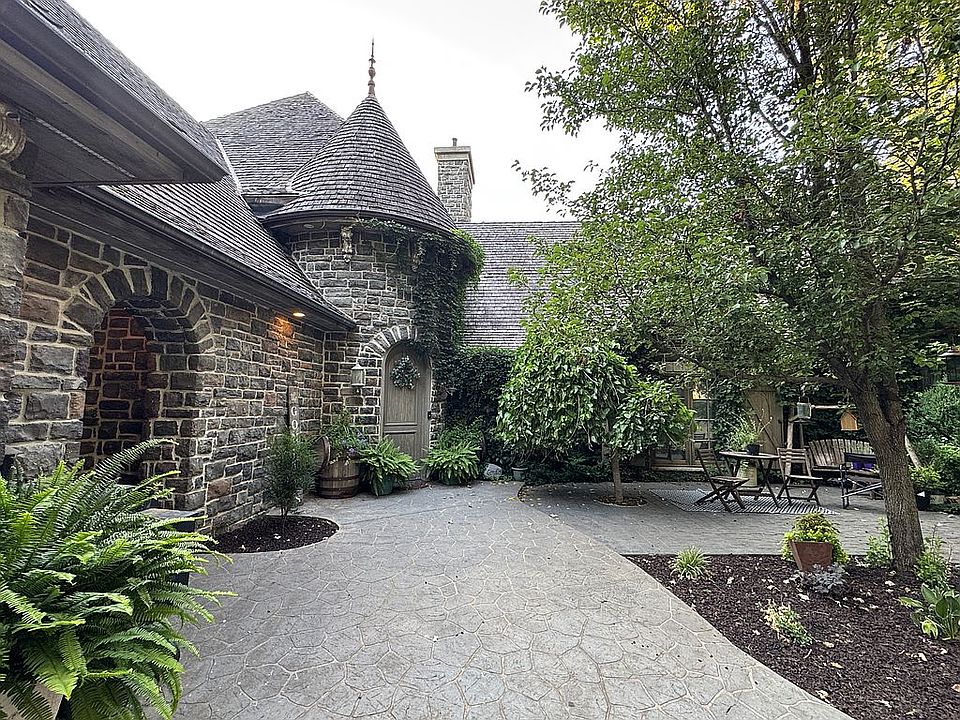 1st image of 4 Woodland Dr