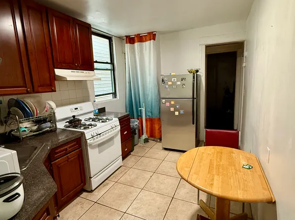 164 Jewett Avenue image 6 of 10