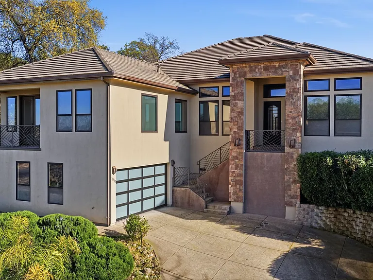 3813 Calverhall Way — Photo 2