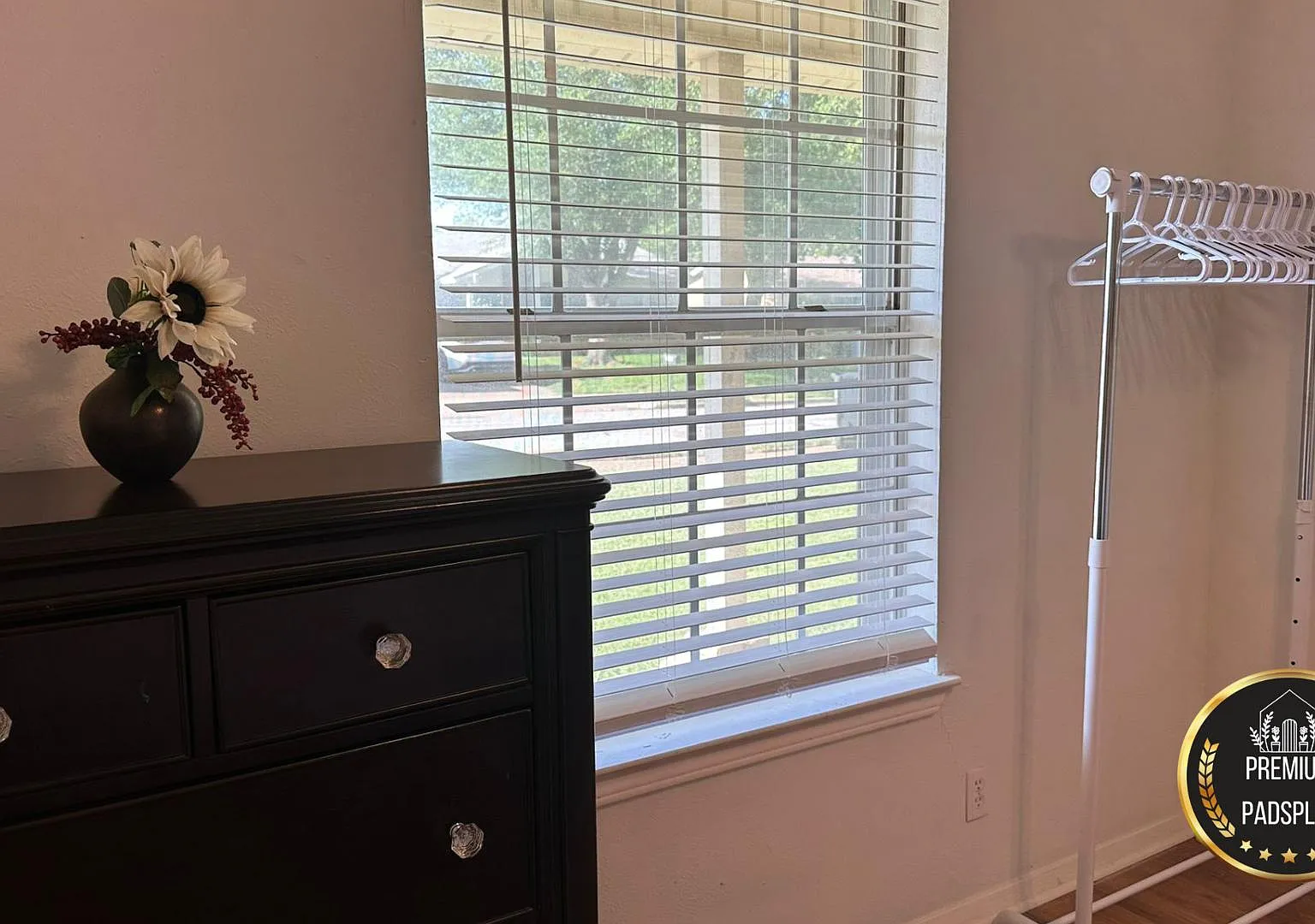 4 bed, 2.0 bath, 1801 sqft, $819 — Photo 3