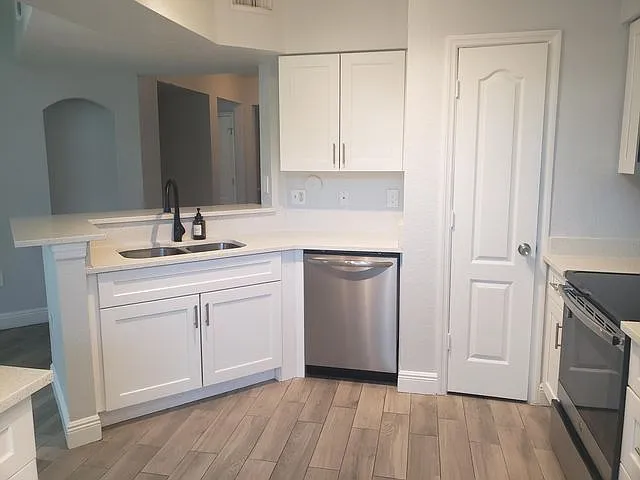 909 Belmont Pl — Photo 1