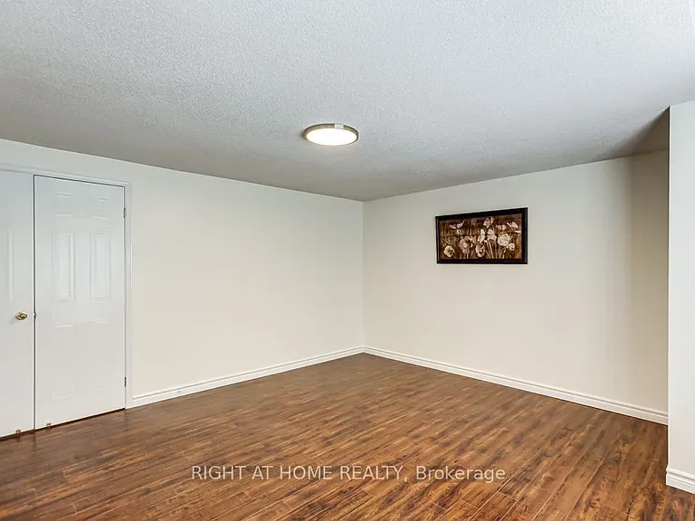 402 Lausanne Cres — Photo 19