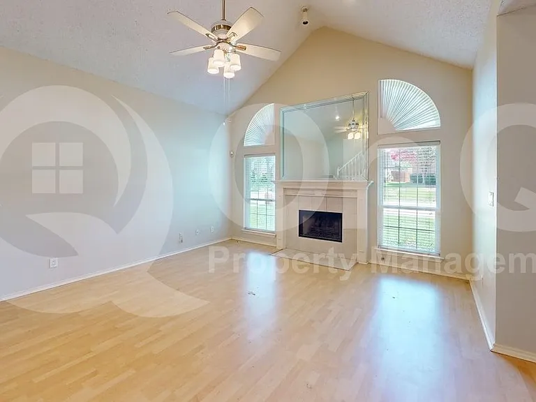 2209 Meadowstone Dr — Photo 5
