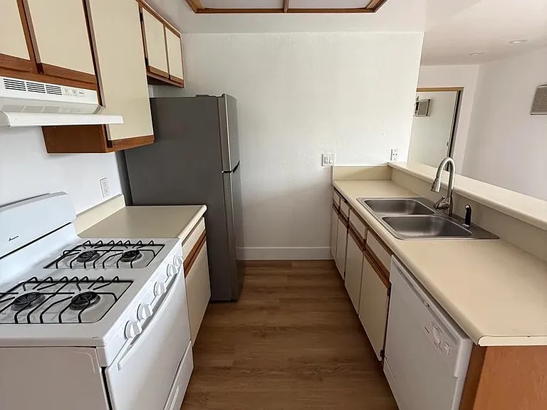 1321 N Vista St #206 — Photo 2