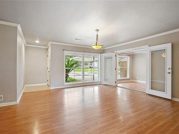 4th image of 2636 Somerset Dr